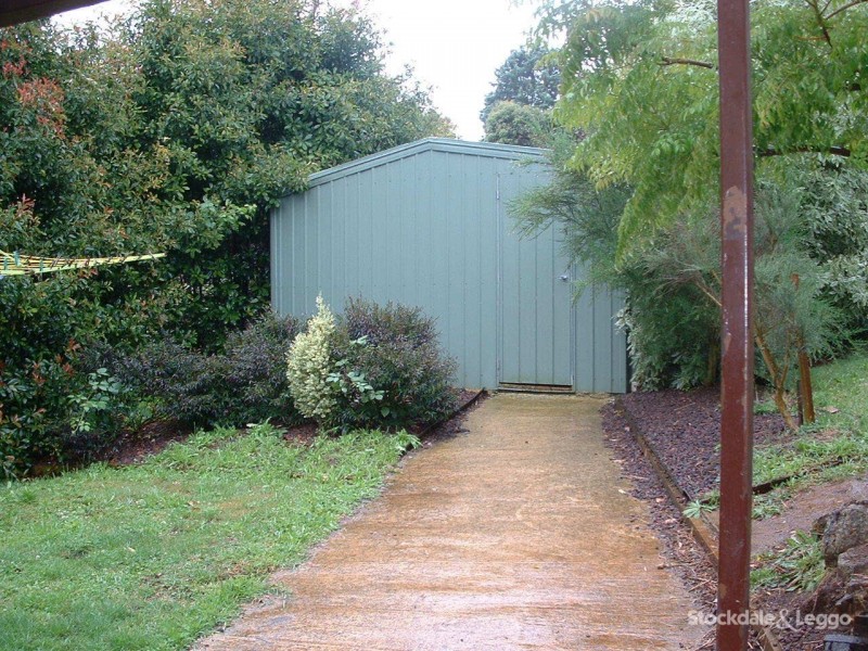 8 Christians Avenue, Avonsleigh VIC 3782