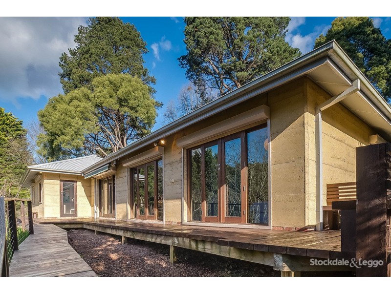 16 Caroline Crescent, Emerald VIC 3782