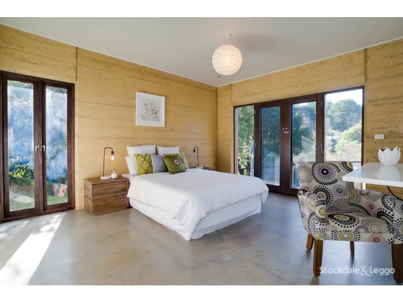 16 Caroline Crescent, Emerald VIC 3782