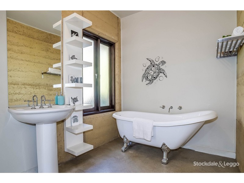 16 Caroline Crescent, Emerald VIC 3782