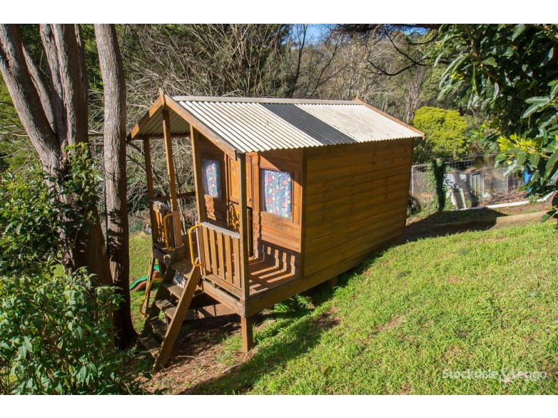 16 Caroline Crescent, Emerald VIC 3782