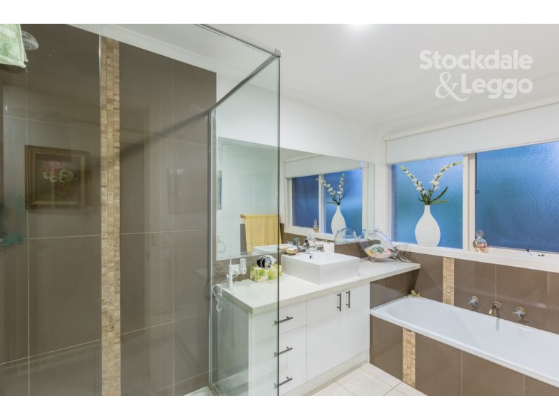 1 Paradise Avenue, Clematis VIC 3782