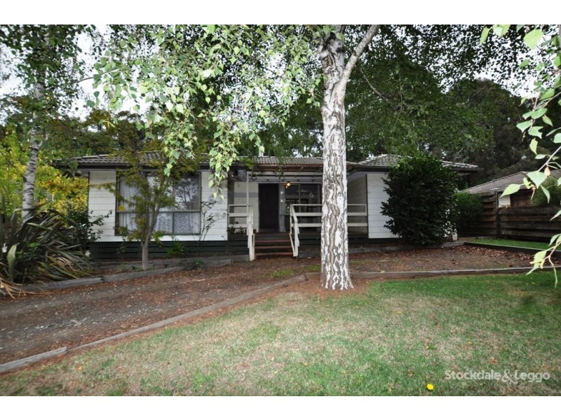 17 Kitchener Parade, Cockatoo VIC 3781