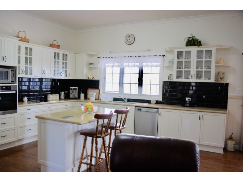 39 Mcleods Rd, Gin Gin QLD 4671