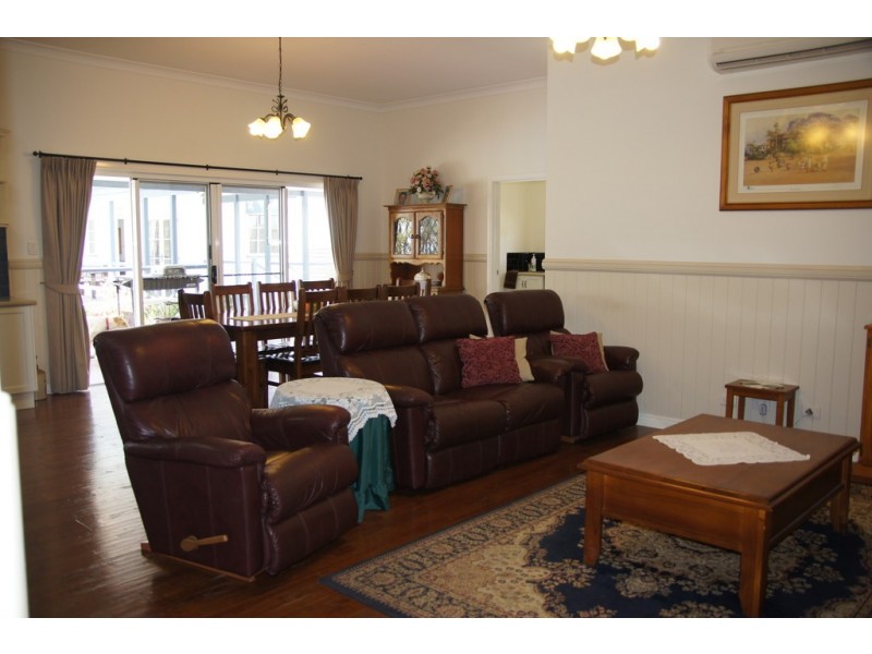 39 Mcleods Rd, Gin Gin QLD 4671