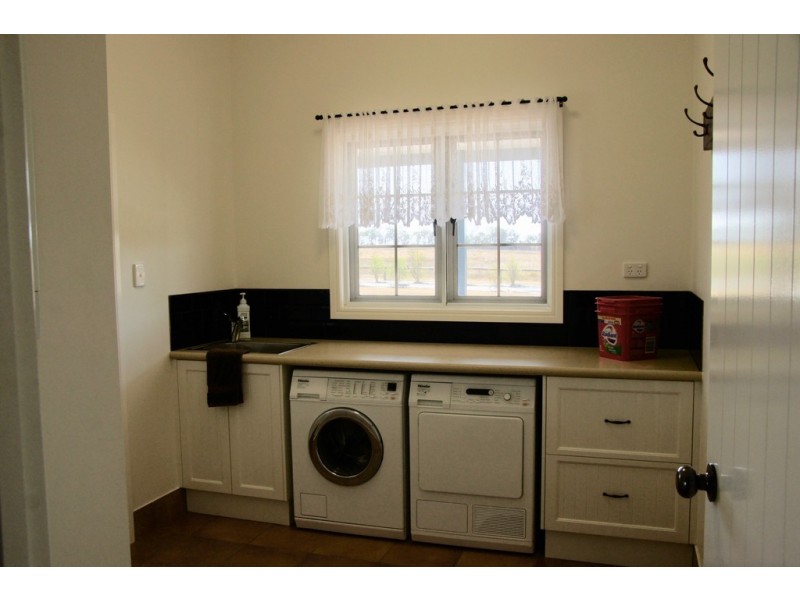 39 Mcleods Rd, Gin Gin QLD 4671