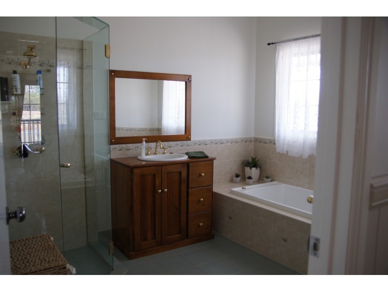 39 Mcleods Rd, Gin Gin QLD 4671