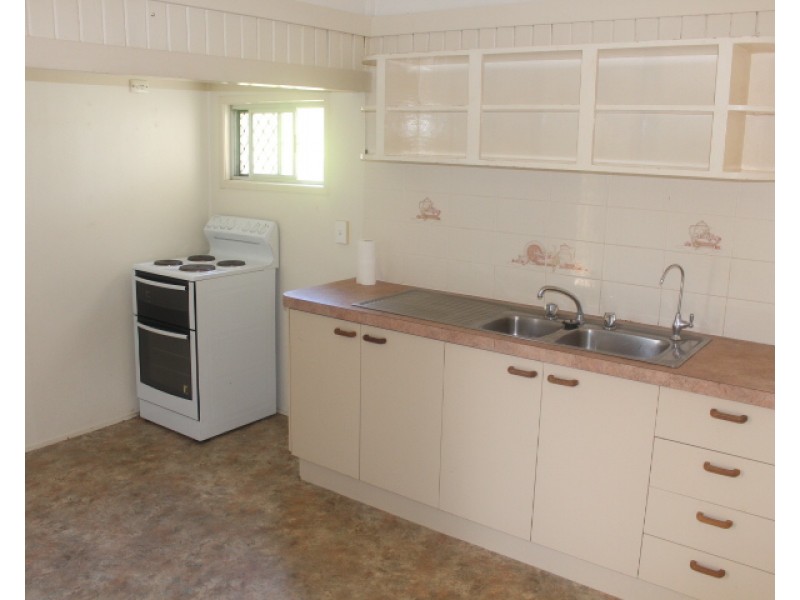 10 Elliott St, Gin Gin QLD 4671