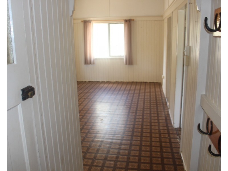 10 Elliott St, Gin Gin QLD 4671