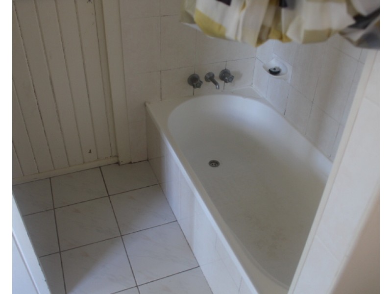 10 Elliott St, Gin Gin QLD 4671