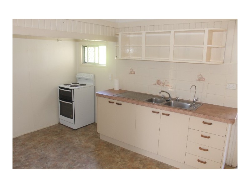 10 Elliott St, Gin Gin QLD 4671