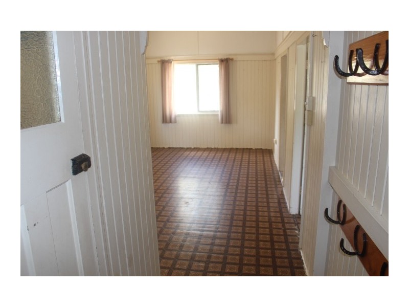 10 Elliott St, Gin Gin QLD 4671