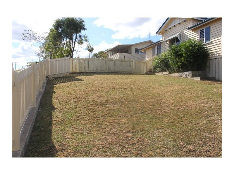 10 Elliott St, Gin Gin QLD 4671