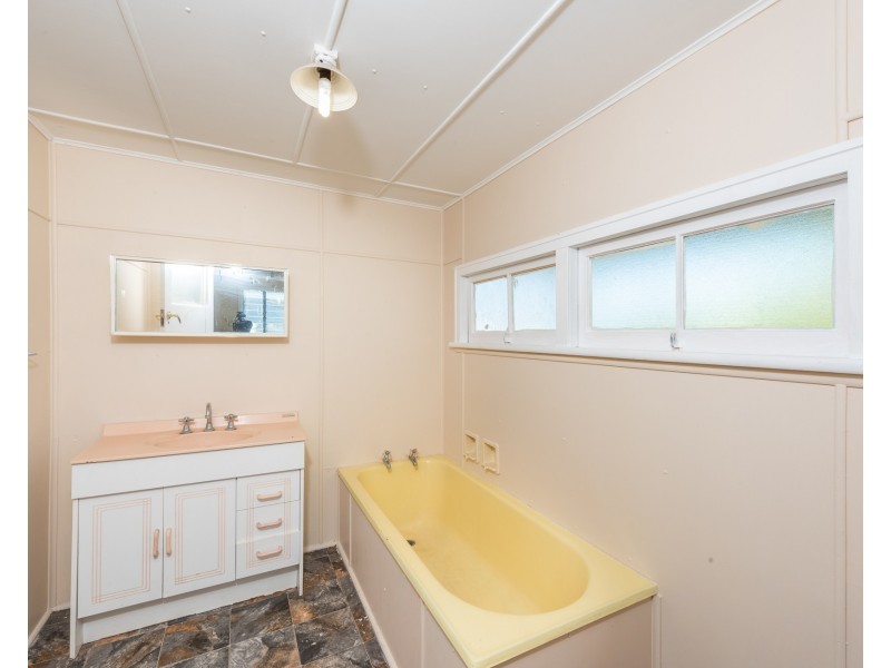 17 Mulgrave St, Gin Gin QLD 4671