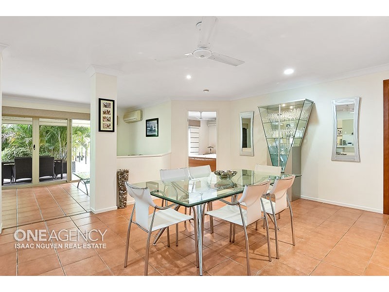 15 Glasshouse Cres, Forest Lake QLD 4078