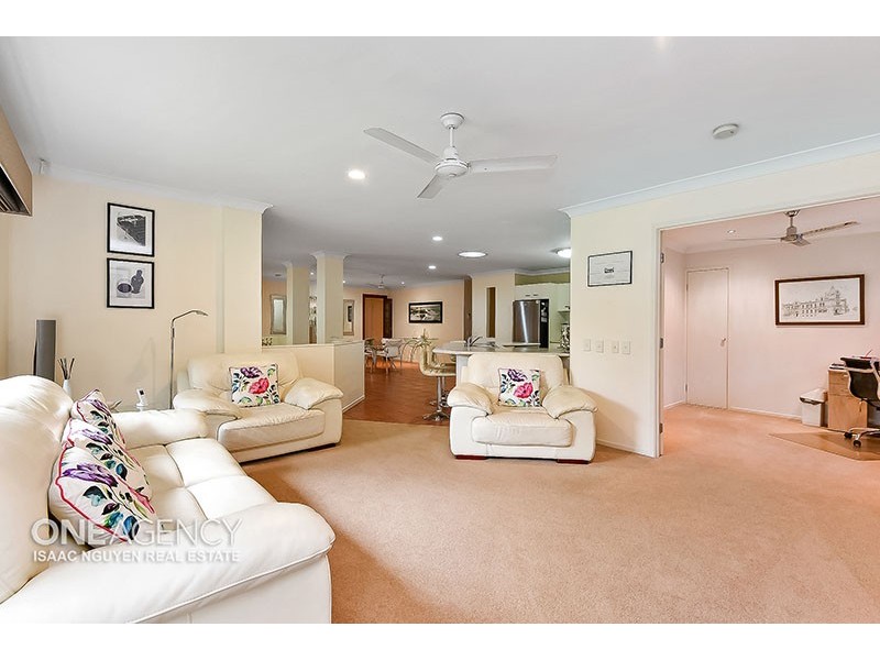 15 Glasshouse Cres, Forest Lake QLD 4078