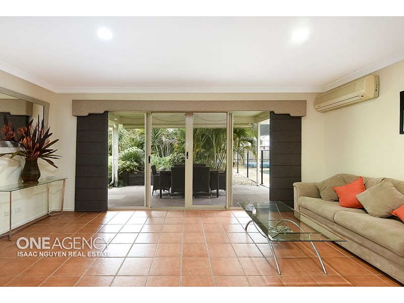 15 Glasshouse Cres, Forest Lake QLD 4078