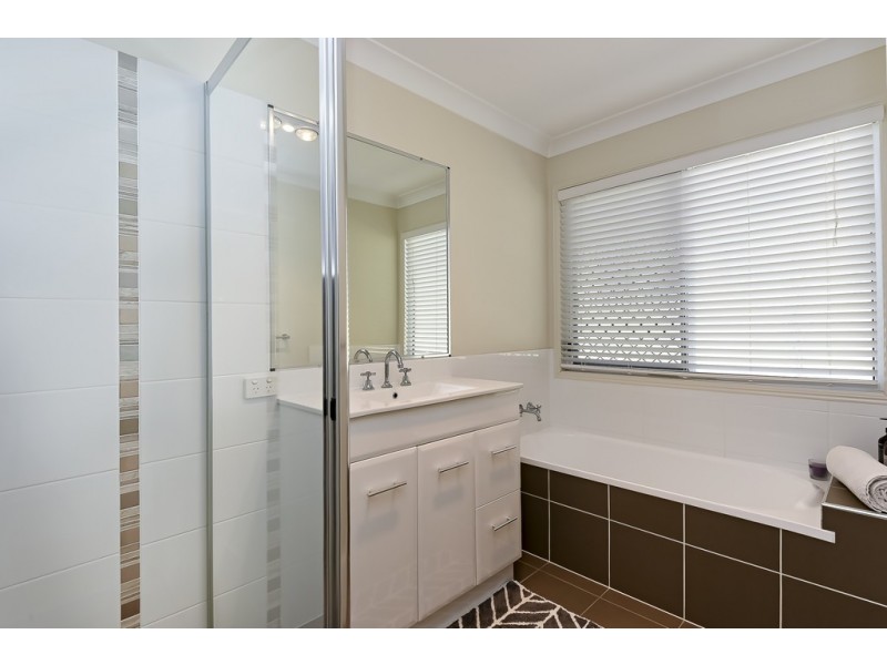 26 Laguna Cr, Springfield Lakes QLD 4300