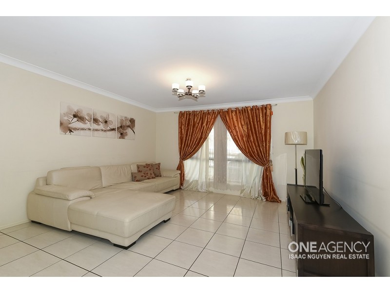 18 Sanctuary Dr, Forest Lake QLD 4078