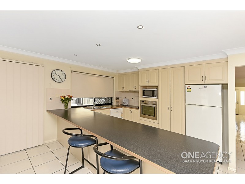 18 Sanctuary Dr, Forest Lake QLD 4078