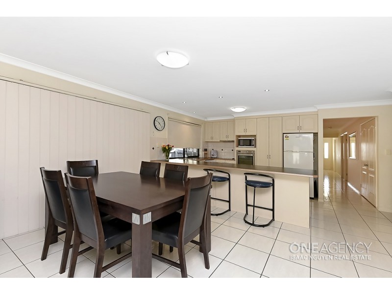 18 Sanctuary Dr, Forest Lake QLD 4078