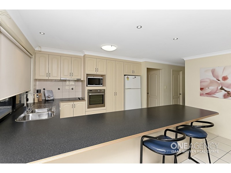 18 Sanctuary Dr, Forest Lake QLD 4078