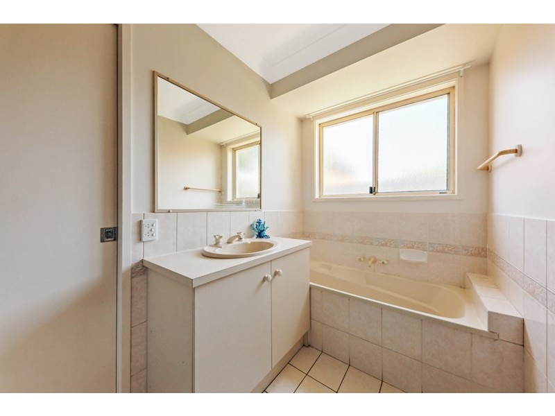 45 Cambridge St, Silkstone QLD 4304