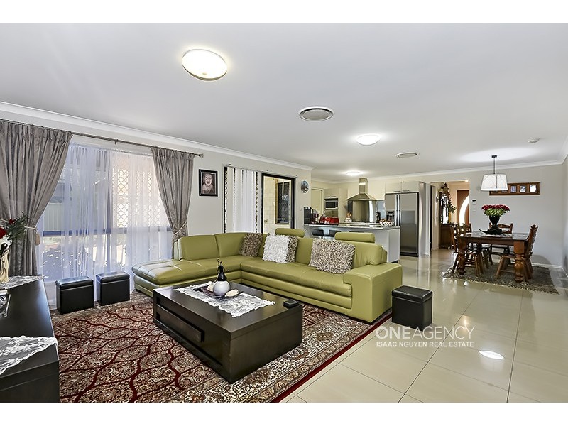 18 Dandenong St, Forest Lake QLD 4078