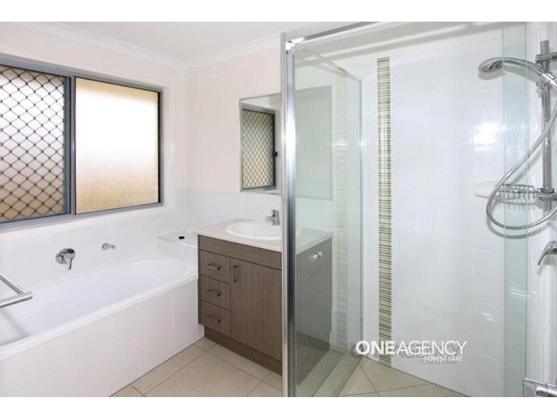 3 Fred Pham Crescent, Doolandella QLD 4077