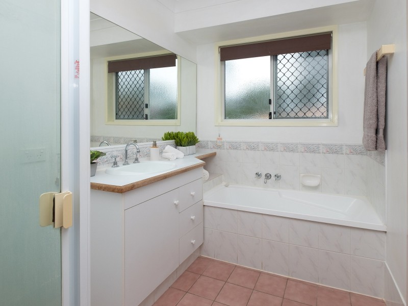 16 Tenterfield Place, Forest Lake QLD 4078