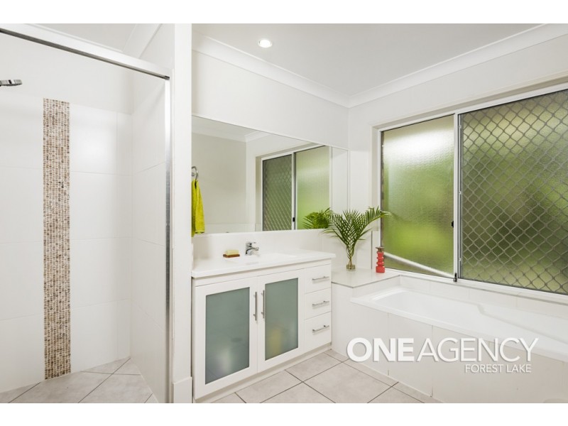 10 Gracemere Place, Forest Lake QLD 4078