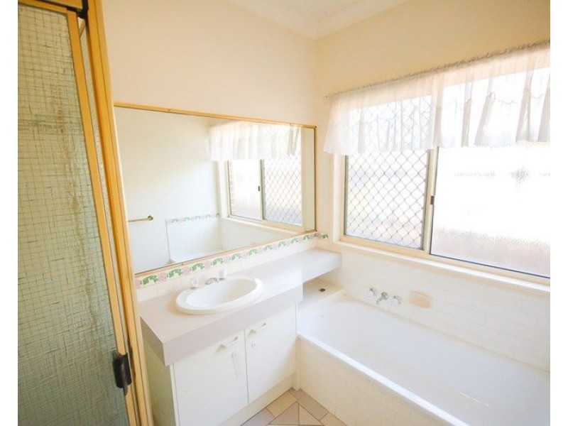 8 Barrier Place, Forest Lake QLD 4078