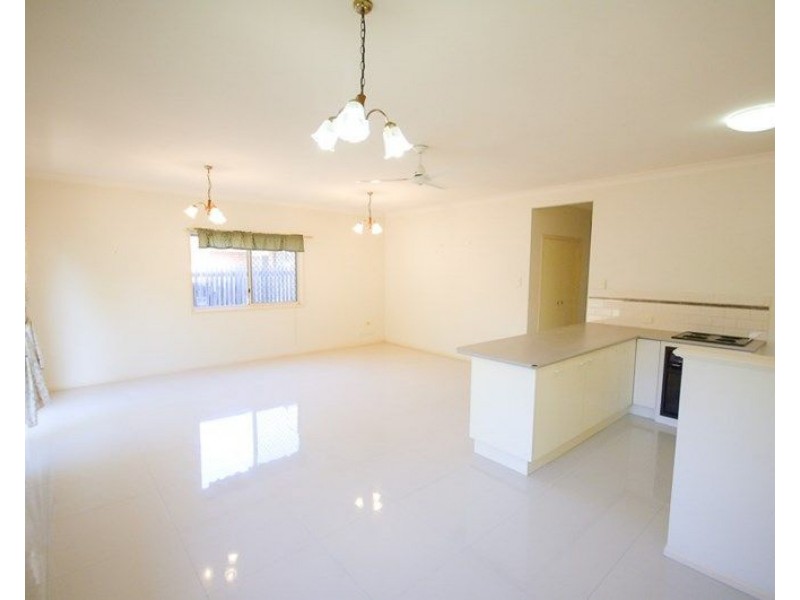 8 Barrier Place, Forest Lake QLD 4078