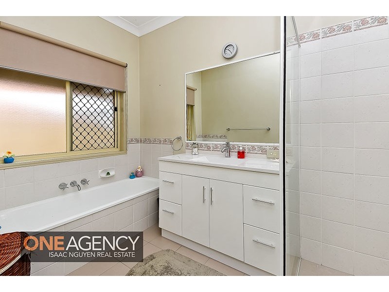 42 Glasshouse Cr, Forest Lake QLD 4078