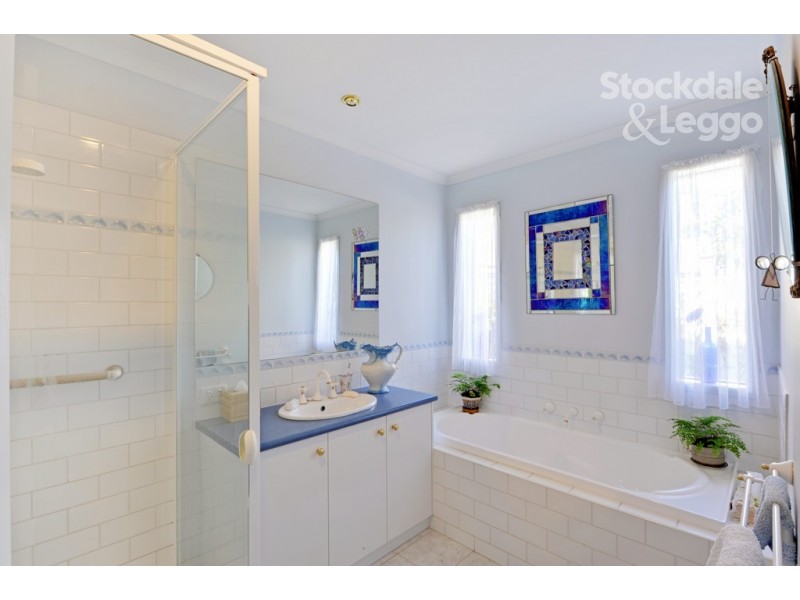 24 Menindee Crescent, Kialla VIC 3631