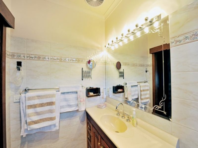 8-10 Buckworth Street, Kialla VIC 3631