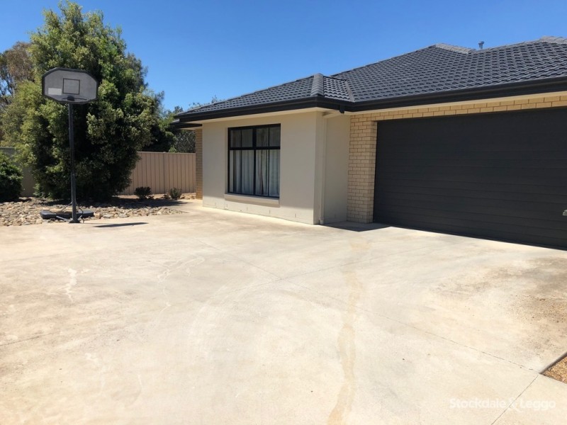 11 HUMMINGBIRD WAY, Shepparton VIC 3630