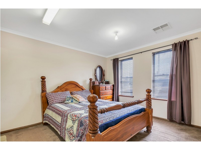 17 Cowra Avenue, Gilles Plains SA 5086