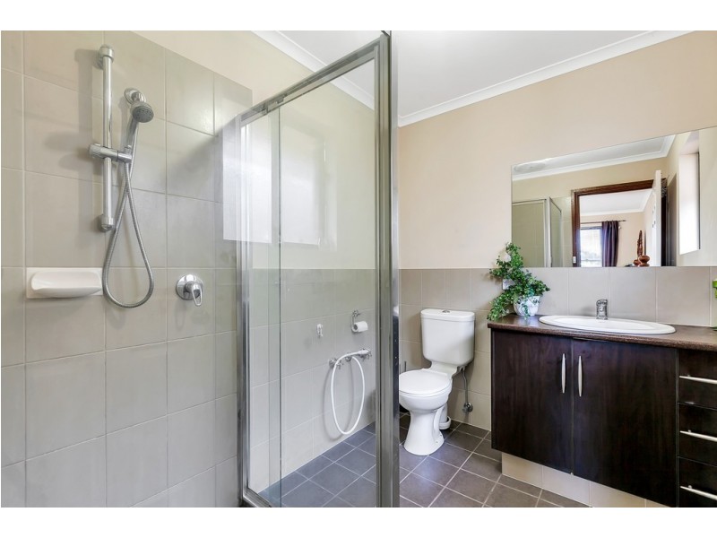 17 Cowra Avenue, Gilles Plains SA 5086