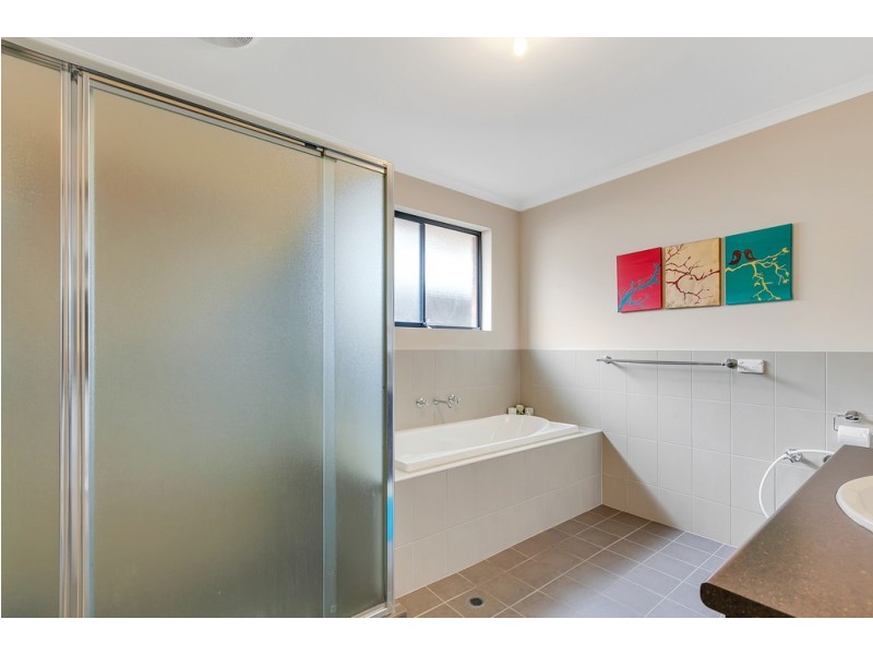 17 Cowra Avenue, Gilles Plains SA 5086