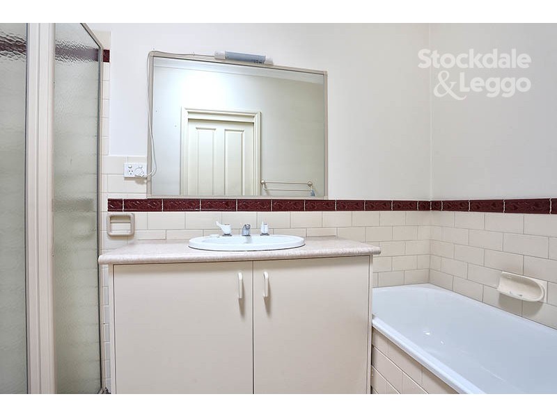 2/10 Gladstone Parade, Glenroy VIC 3046