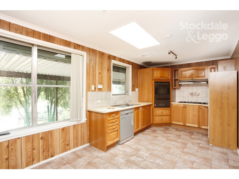 17 Lorraine Crescent, Jacana VIC 3047