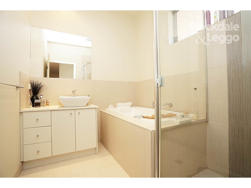 2/198 Waterloo Rd, Oak Park VIC 3046