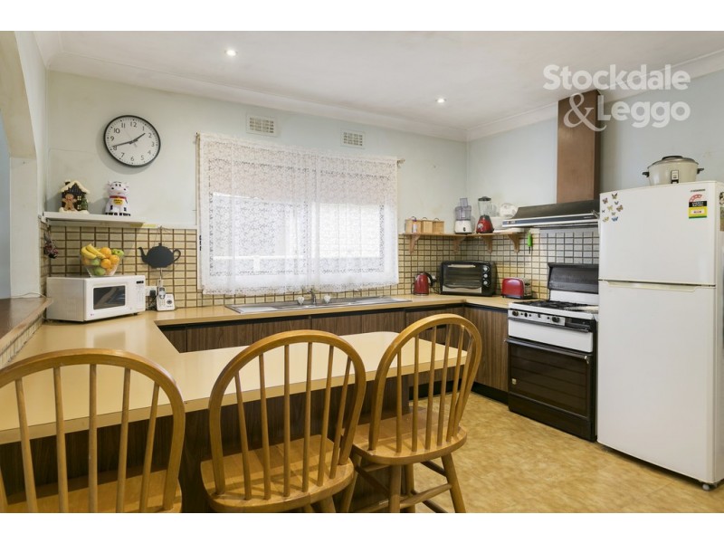 4 Barina Road, Oak Park VIC 3046
