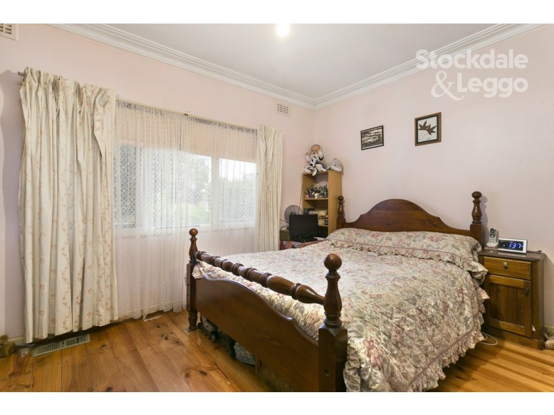 4 Barina Road, Oak Park VIC 3046