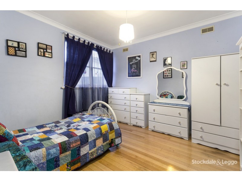 1 Lex Grove, Oak Park VIC 3046