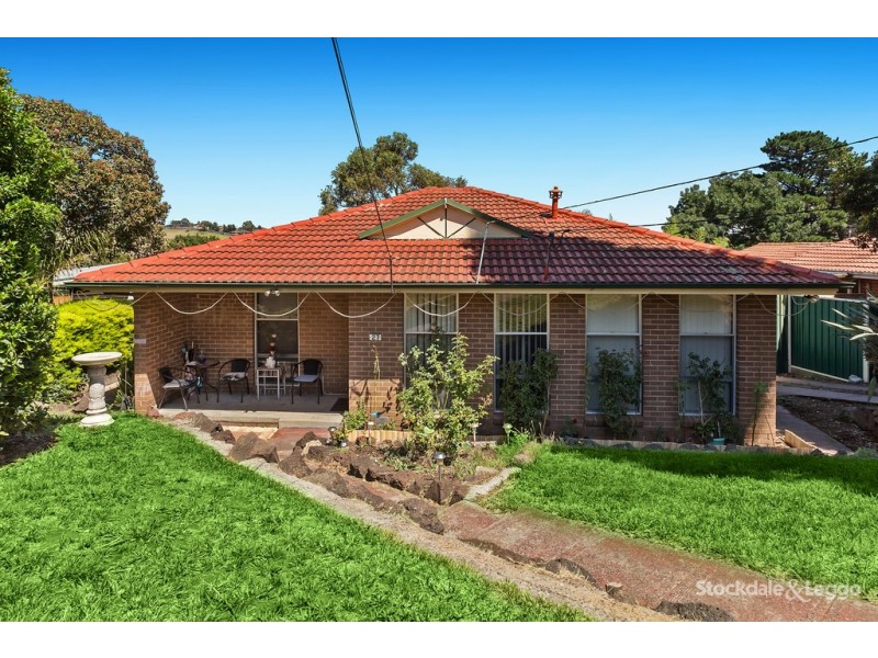 27 Hendricks Crescent, Jacana VIC 3047