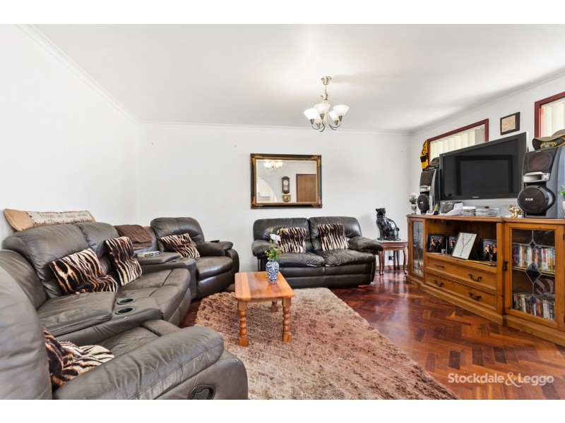 27 Hendricks Crescent, Jacana VIC 3047