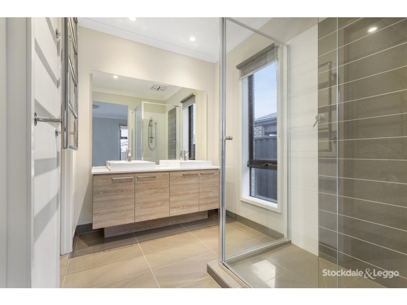 4 Mangrove Way, Craigieburn VIC 3064