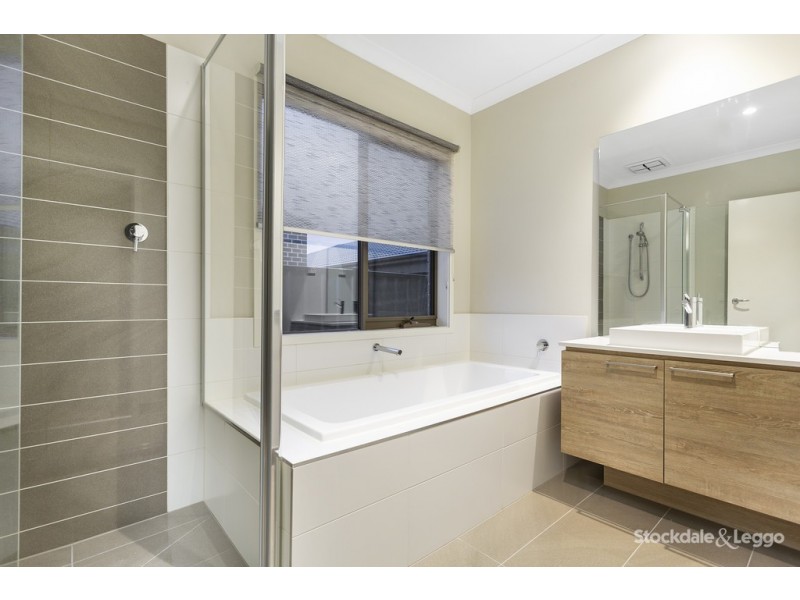 4 Mangrove Way, Craigieburn VIC 3064